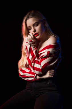 Üzerinde siyah bir ba poz çıplak omuz ile şehvetli sarışın model