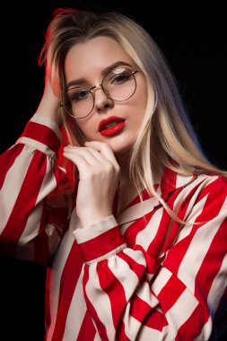 Lüks mavi ve kırmızı stüdyo l ile poz gözlüklü genç kadın