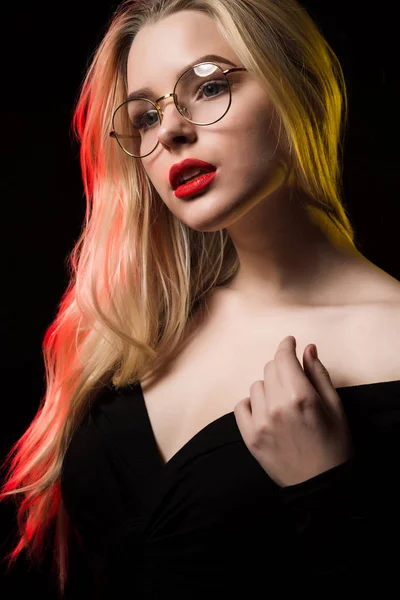 Closeup πορτρέτο του ελκυστική ξανθιά γυναίκα στο γυαλιά, θέτοντας w — Φωτογραφία Αρχείου