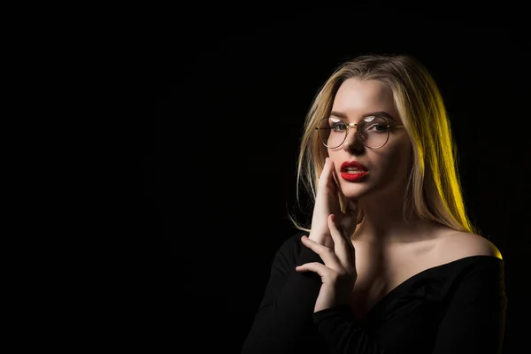 Stijlvolle jonge model bril, poseren in de schaduw — Stockfoto