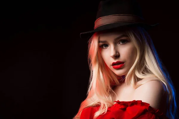 Çekici genç kadın kırmızı bluz ve kahverengi şapka stu poz — Stok fotoğraf
