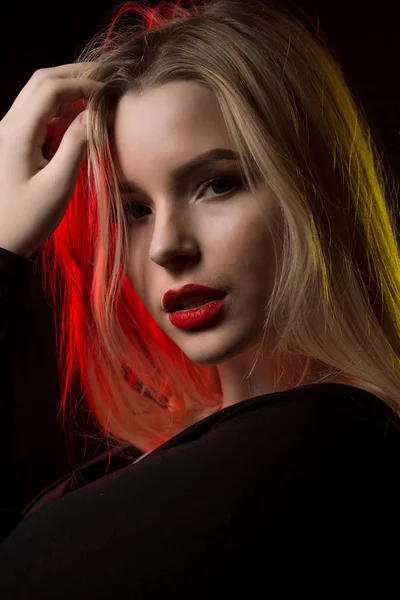 Gorgeous young lady with bright makeup and long wavy hair posing — Stock Photo, Image