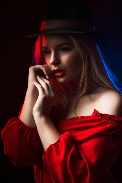 Krásná mladá žena nosí červené halence a klobouk pózuje v nástraha — Stock fotografie
