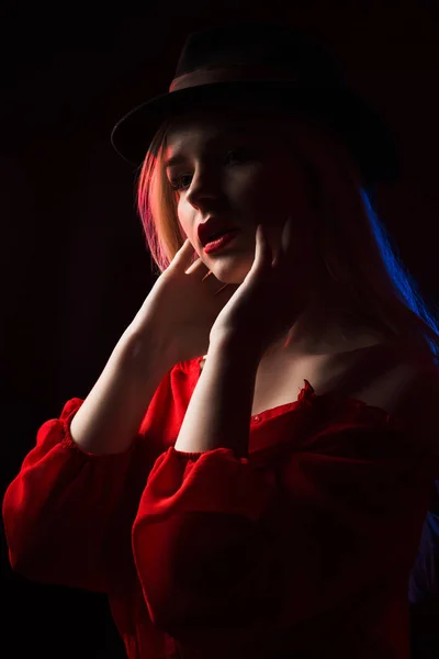 Mulher loira macia vestindo blusa vermelha e chapéu posando no sha — Fotografia de Stock
