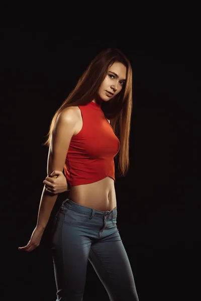 Attraktiv ung kvinna med atletisk kropp bär trendiga kläder — Stockfoto