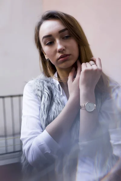 Modelo morena atraente em camisa branca posando na entrada — Fotografia de Stock