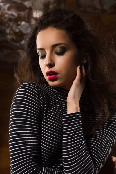 Parlak makyaj stud poz ile baştan çıkarıcı genç esmer kadın