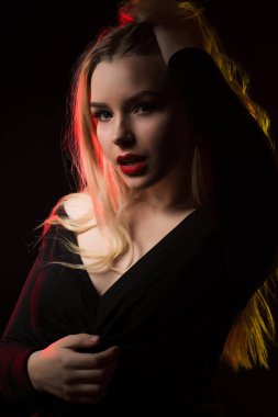 Parlak makyaj ve uzun dalgalı saç ove poz ile seksi genç bayan