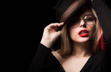 İhbarı poz seksi sarışın kadın kahverengi şapka ve gözlük,