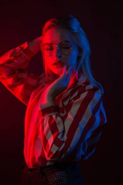 Kırmızı ve mavi studio ile poz bardaklarda muhteşem genç modeli 