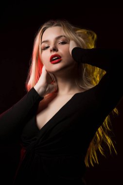 Parlak makyaj ve uzun dalgalı saç posin ile baştan çıkarıcı genç bayan