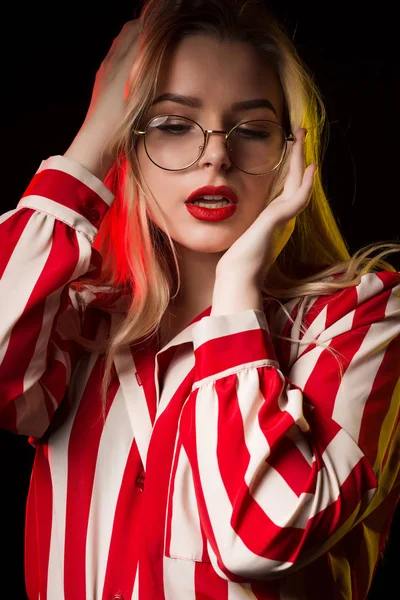 Mujer rubia adorable en gafas posando con semental amarillo y rojo —  Fotos de Stock