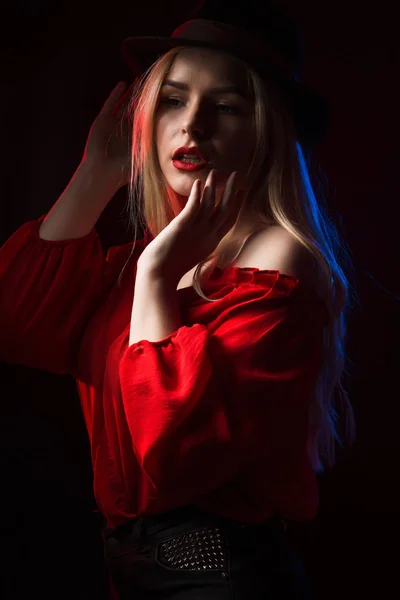 Sensual mujer joven con blusa roja y sombrero posando en la sha —  Fotos de Stock
