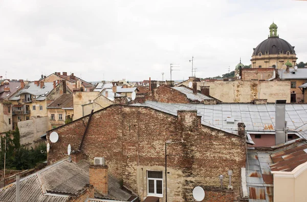 Kilisenin Lvov f orta kısmında yükseklikten görüntülemek — Stok fotoğraf