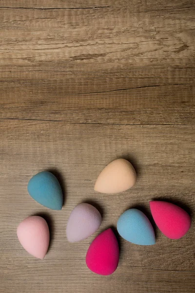 Kit of beauty blenders on a wood background. Space for text — Stock Photo, Image