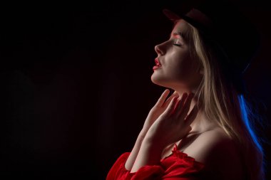 Kırmızı bluz ve poz studi kahverengi şapka şehvetli sarışın kadın