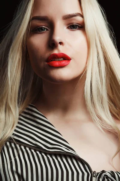 Wspaniałe blond dama z jasny makijaż i długie włosy pozowanie ov — Zdjęcie stockowe