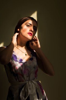 Uzun elbise giyiyor, karanlık odada poz muhteşem genç modeli 