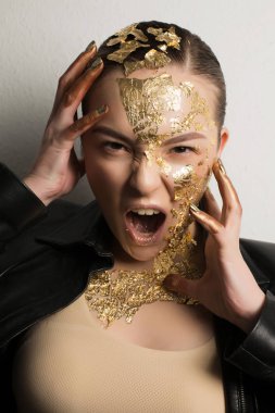 Fantastik makyaj ile ifade esmer modeli