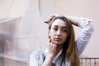 Güzel esmer beyaz gömlek t girişte poz modelinde