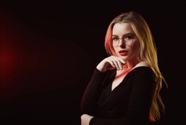 Gözlük ve poz ben şık bluz giyen sevimli genç modeli