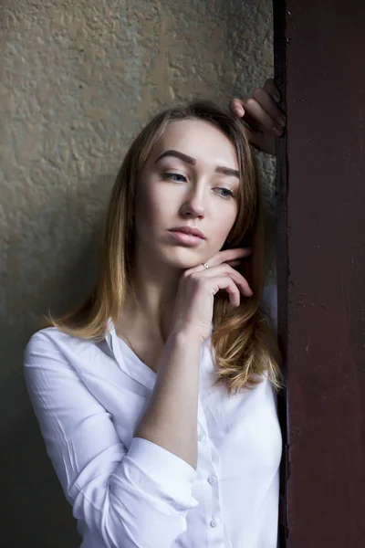 Romantische jonge vrouw in wit overhemd poseren bij de passage — Stockfoto