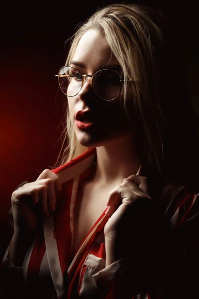 性感的年轻模特戴着眼镜, 在阴影中摆姿势 — 图库照片