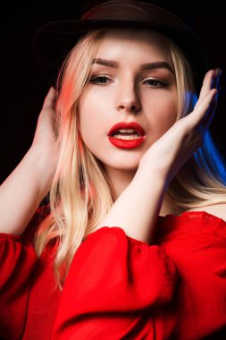 Çıplak omuz ile şapka içinde şehvetli genç bayan kırmızı bluz