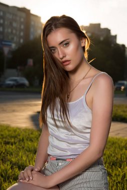 Doğal makyaj güneş ışınlarının poz Elagant esmer kadınla