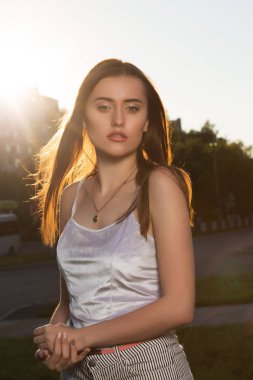 Şık giyim giymek ve t poz lüks esmer modeli