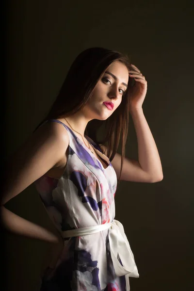 Trendy elbise, shad içinde poz şık genç modeli — Stok fotoğraf