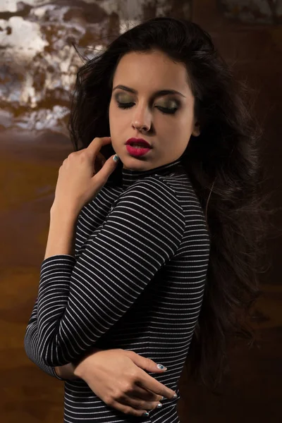 Aantrekkelijke gelooid model met professionele make-up poseren in studi — Stockfoto