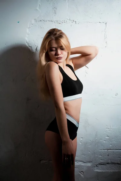 Glamor young woman wearing black sport underwear, posing at the — Stock Photo, Image