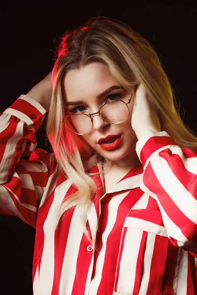 Mujer rubia de moda con labios rojos con gafas, posando w —  Fotos de Stock