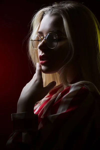 Sensual model muda mengenakan kacamata, berpose dalam bayangan — Stok Foto