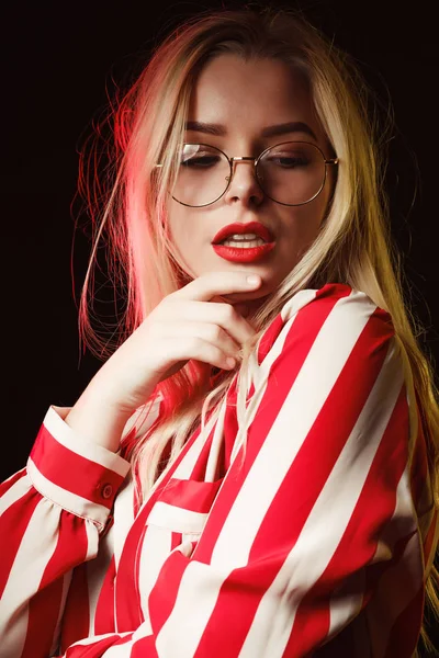 Lujosa joven con labios rojos usando gafas, posando con — Foto de Stock