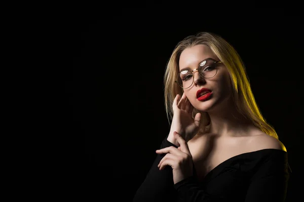 Attraktive junge Frau mit Brille und trendiger Bluse posiert — Stockfoto