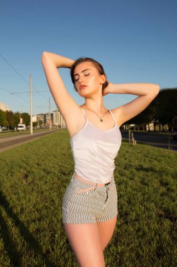 Şık giyim giymek ve de poz şehvetli esmer modeli