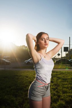 Şık giyim giymek ve b de poz muhteşem genç modeli