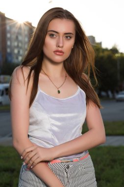 Şık giyim giymek ve de poz cazibe esmer modeli 