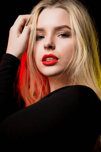 Nahaufnahme eines modischen blonden Models mit professionellem Makeup — Stockfoto