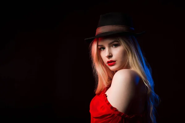 Розкішна блондинка в червоній блузці і коричневий капелюх позує на застряг — стокове фото
