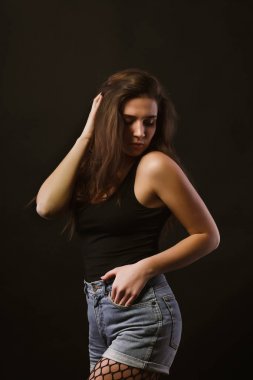 Siyah tişört ve kot Şor sihir genç model ile modeli test