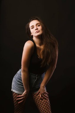 Modeli sınama muhteşem genç model siyah tişört ve kot pantolon ile