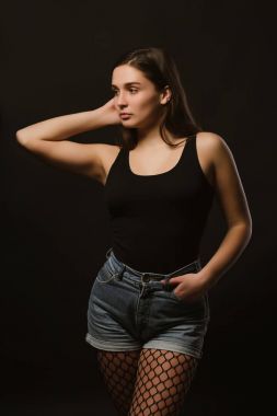 Muhteşem bir esmer siyah tişört ve kot model ile modeli test