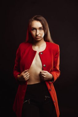 Baştan çıkarıcı genç kadın çıplak bo Tunceli trendy kırmızı ceket