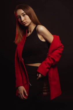 Doğal makyaj ve parlak saçlar poz güzel genç model 