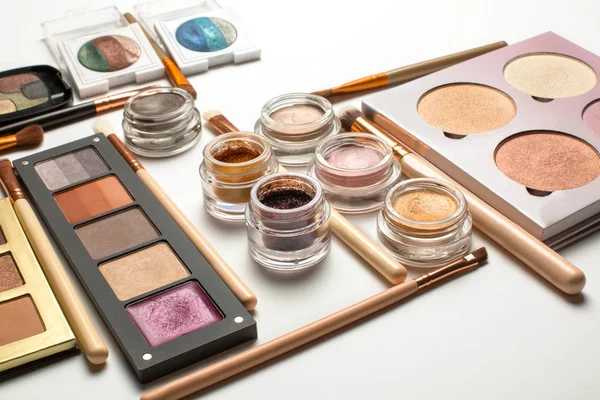 Göz farı paletleri, Fosforlu Kalemler ve makyaj fırçaları düz lay 