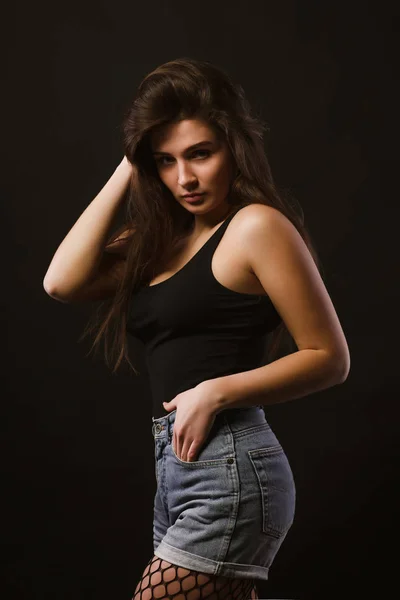 Prueba de modelo con maravilloso modelo joven en camisa negra y jeans s —  Fotos de Stock