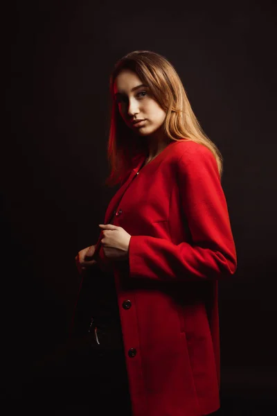 Modelo bastante joven con maquillaje natural y pelo brillante posando en —  Fotos de Stock